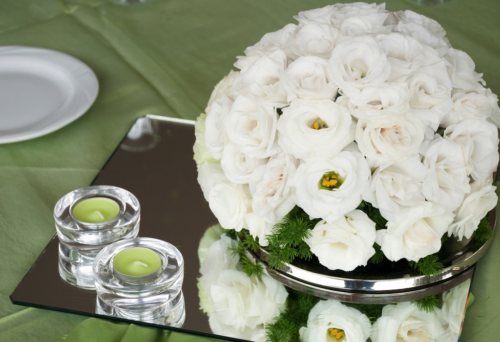 detail of a wedding table with estomas flowers arrangement and candles
